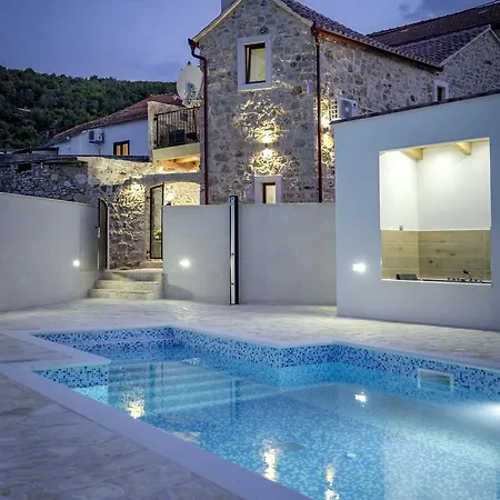 Ploca On Hvar With A Private Heated Pool فيلة